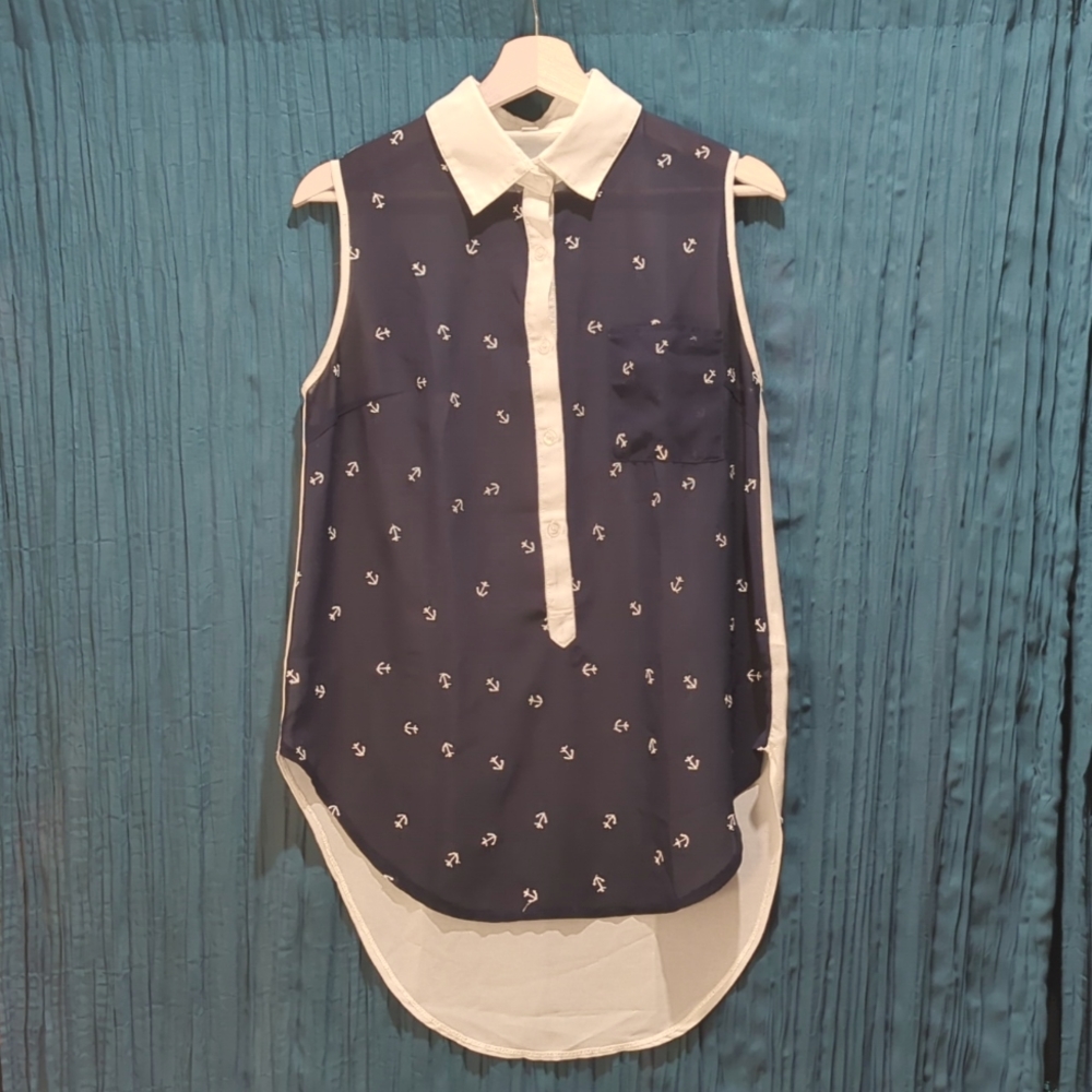 Navy blue and white sleeveless sheer blouse with buttons and front pocket size M